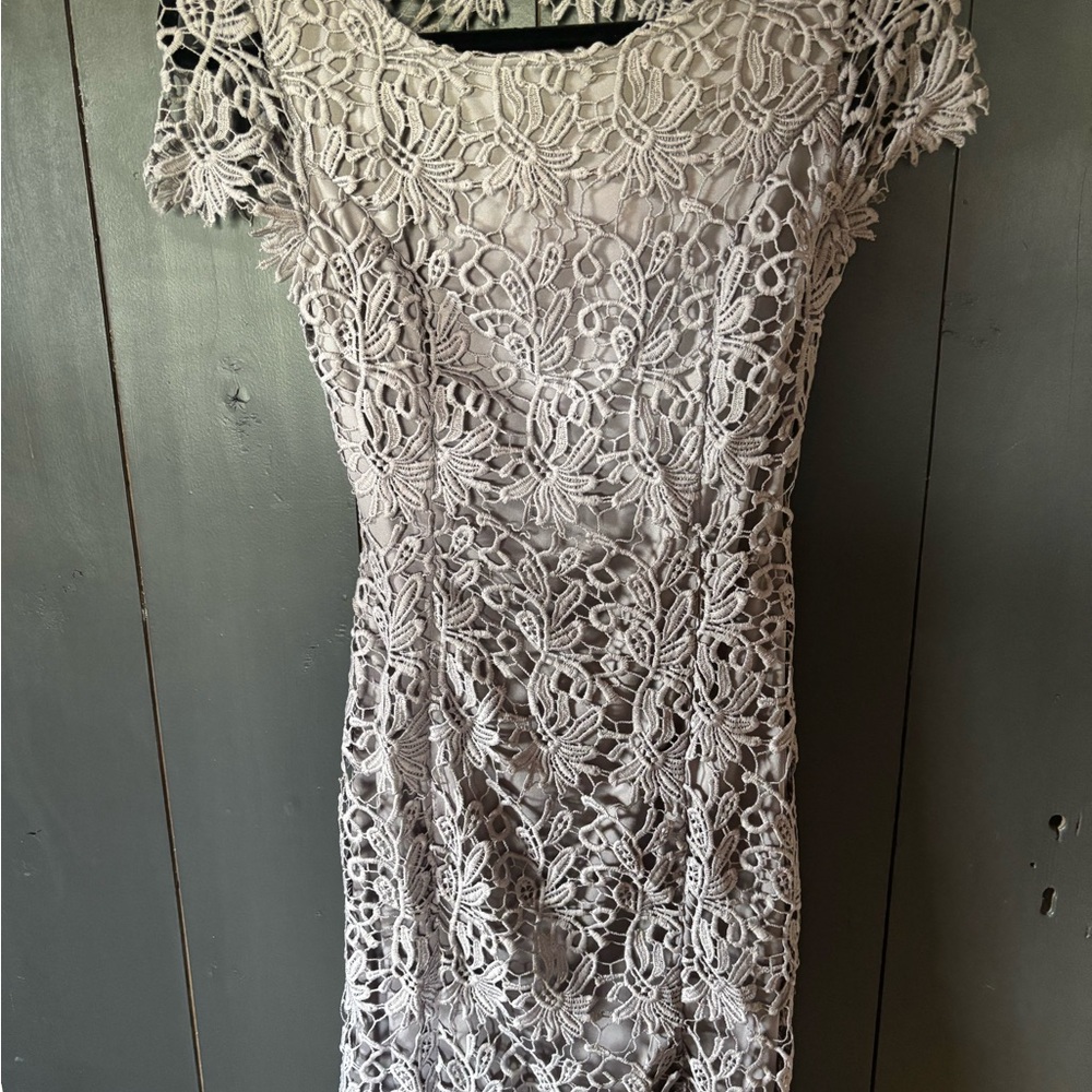 Lulu's Floral Lace backless Midi Dress in Lavender